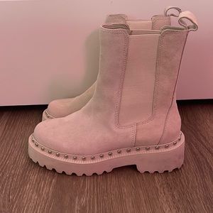 Vince camuto booties. WORN ONCE. don’t fit me